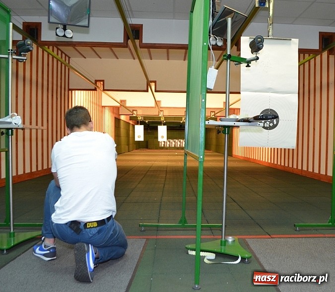 Zdjęcie w galerii na portalu naszraciborz.pl: Uczniowie SMS-u sprawdzali swoje umiejętności strzeleckie  wiadomości z regionu