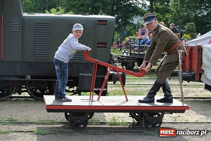 Zdjęcie w galerii na portalu naszraciborz.pl: Rudy szykują się na Industriadę. W weekend odbył się tu pokaz mody retro wiadomości z regionu