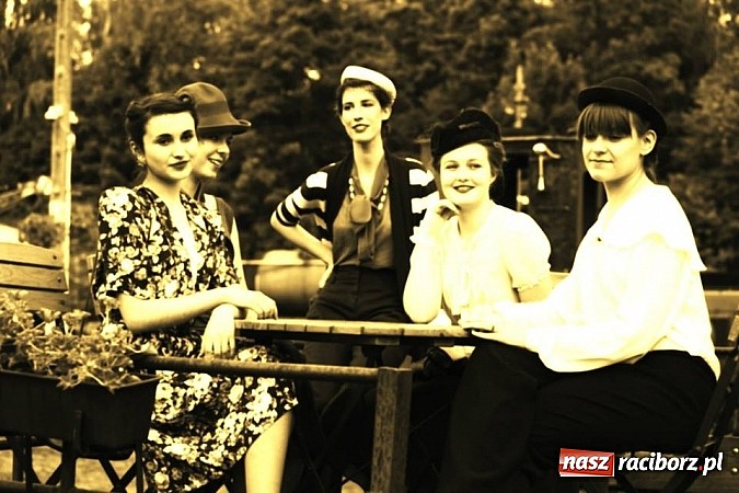 Zdjęcie w galerii na portalu naszraciborz.pl: Rudy szykują się na Industriadę. W weekend odbył się tu pokaz mody retro wiadomości z regionu