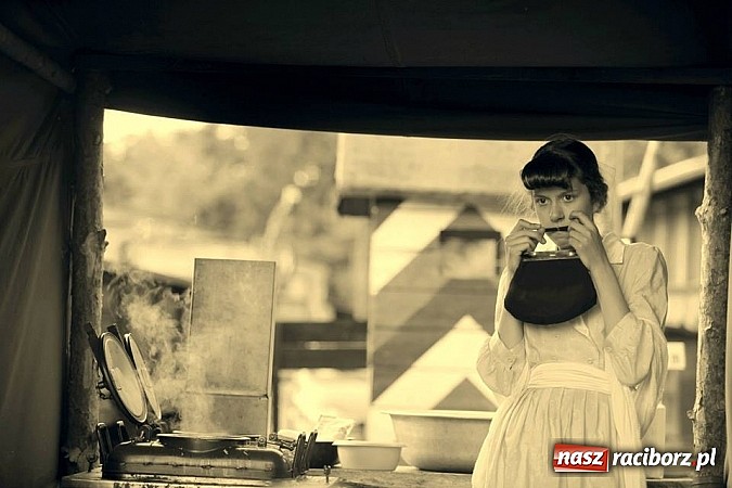 Zdjęcie w galerii na portalu naszraciborz.pl: Rudy szykują się na Industriadę. W weekend odbył się tu pokaz mody retro wiadomości z regionu