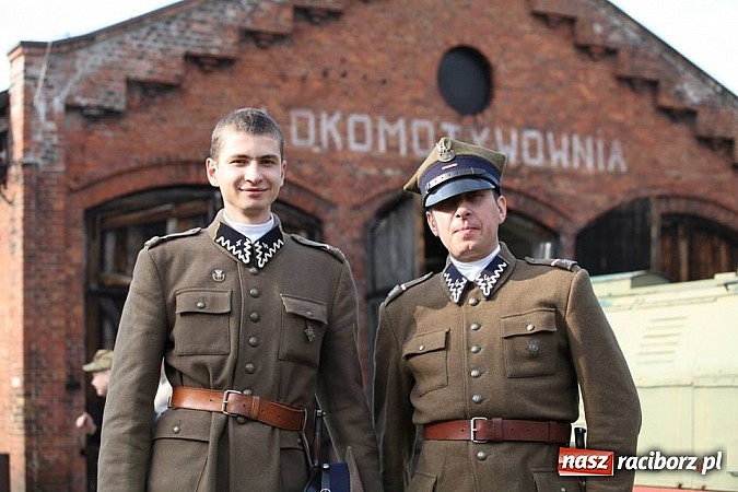 Zdjęcie w galerii na portalu naszraciborz.pl: Rudy szykują się na Industriadę. W weekend odbył się tu pokaz mody retro wiadomości z regionu