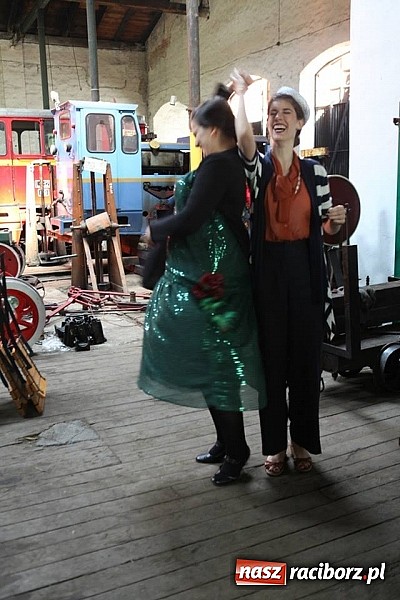 Zdjęcie w galerii na portalu naszraciborz.pl: Rudy szykują się na Industriadę. W weekend odbył się tu pokaz mody retro wiadomości z regionu