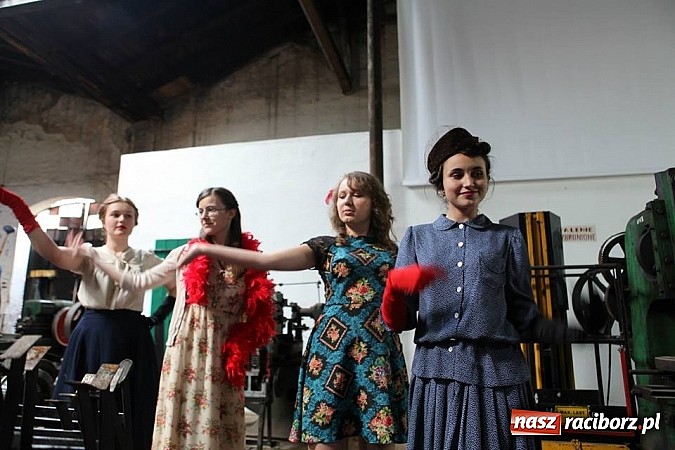 Zdjęcie w galerii na portalu naszraciborz.pl: Rudy szykują się na Industriadę. W weekend odbył się tu pokaz mody retro wiadomości z regionu