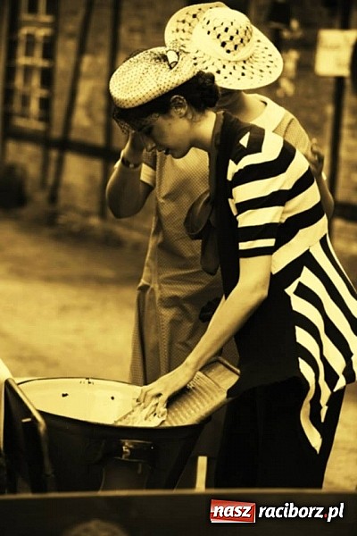 Zdjęcie w galerii na portalu naszraciborz.pl: Rudy szykują się na Industriadę. W weekend odbył się tu pokaz mody retro wiadomości z regionu