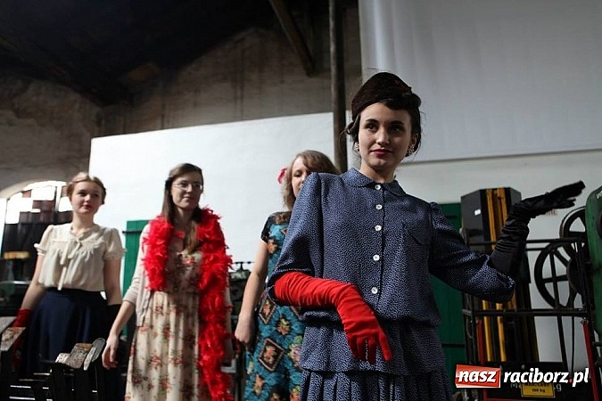 Zdjęcie w galerii na portalu naszraciborz.pl: Rudy szykują się na Industriadę. W weekend odbył się tu pokaz mody retro wiadomości z regionu