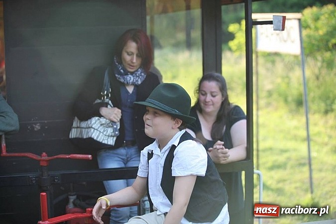 Zdjęcie w galerii na portalu naszraciborz.pl: Rudy szykują się na Industriadę. W weekend odbył się tu pokaz mody retro wiadomości z regionu