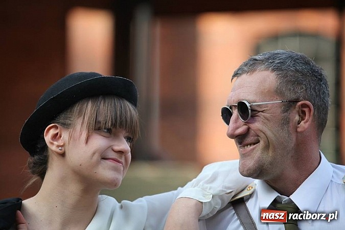 Zdjęcie w galerii na portalu naszraciborz.pl: Rudy szykują się na Industriadę. W weekend odbył się tu pokaz mody retro wiadomości z regionu