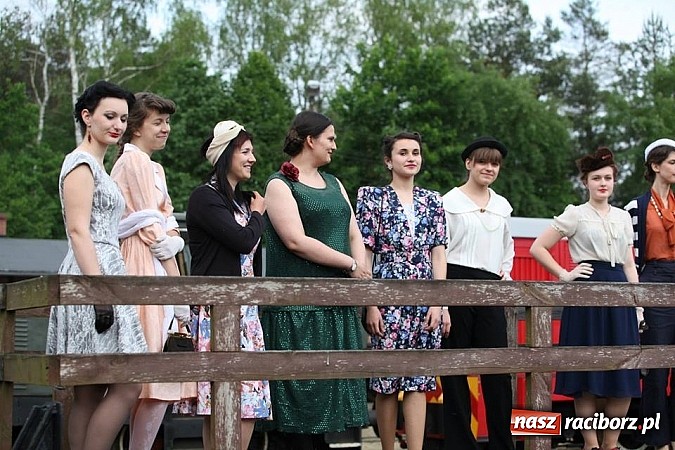 Zdjęcie w galerii na portalu naszraciborz.pl: Rudy szykują się na Industriadę. W weekend odbył się tu pokaz mody retro wiadomości z regionu