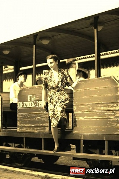 Zdjęcie w galerii na portalu naszraciborz.pl: Rudy szykują się na Industriadę. W weekend odbył się tu pokaz mody retro wiadomości z regionu