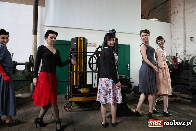 Zdjęcie w galerii na portalu naszraciborz.pl: Rudy szykują się na Industriadę. W weekend odbył się tu pokaz mody retro wiadomości z regionu