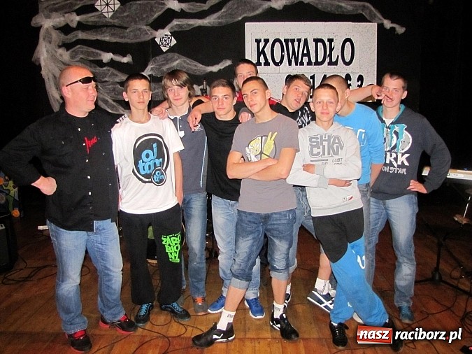 Zdjęcie w galerii na portalu naszraciborz.pl: Przez sztukę chcą wykuć lepszą przyszłość dla siebie wiadomości z regionu