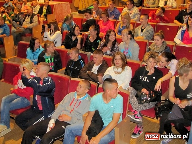 Zdjęcie w galerii na portalu naszraciborz.pl: Przez sztukę chcą wykuć lepszą przyszłość dla siebie wiadomości z regionu