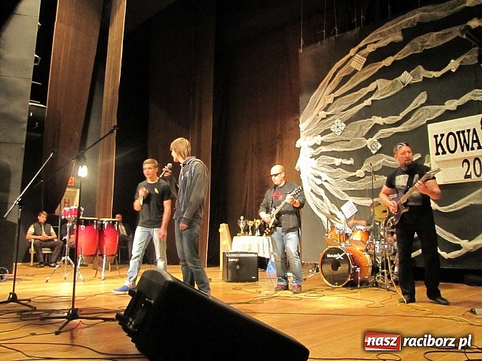 Zdjęcie w galerii na portalu naszraciborz.pl: Przez sztukę chcą wykuć lepszą przyszłość dla siebie wiadomości z regionu