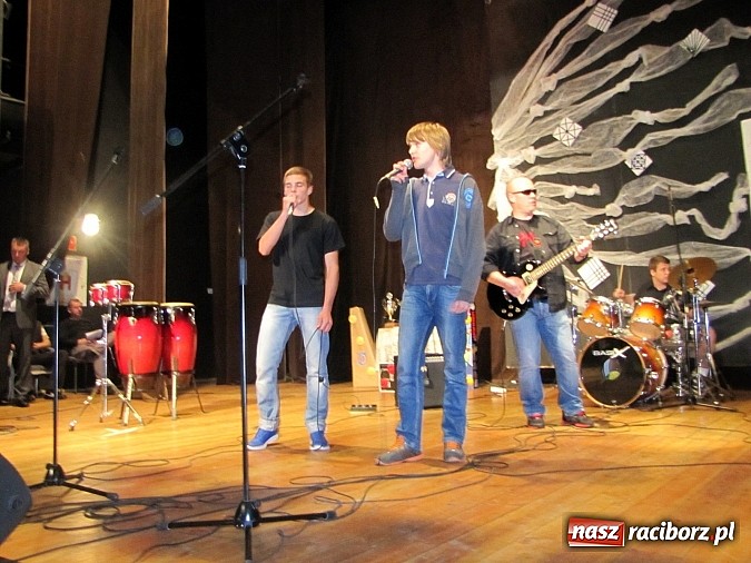 Zdjęcie w galerii na portalu naszraciborz.pl: Przez sztukę chcą wykuć lepszą przyszłość dla siebie wiadomości z regionu