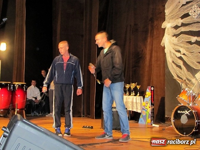 Zdjęcie w galerii na portalu naszraciborz.pl: Przez sztukę chcą wykuć lepszą przyszłość dla siebie wiadomości z regionu