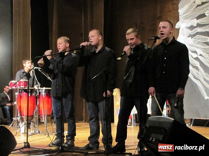 Zdjęcie w galerii na portalu naszraciborz.pl: Przez sztukę chcą wykuć lepszą przyszłość dla siebie wiadomości z regionu