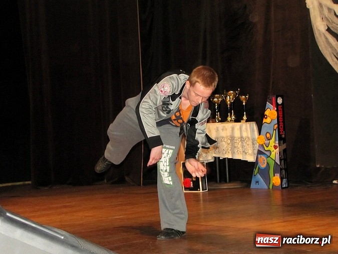 Zdjęcie w galerii na portalu naszraciborz.pl: Przez sztukę chcą wykuć lepszą przyszłość dla siebie wiadomości z regionu