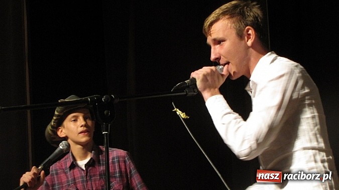 Zdjęcie w galerii na portalu naszraciborz.pl: Przez sztukę chcą wykuć lepszą przyszłość dla siebie wiadomości z regionu