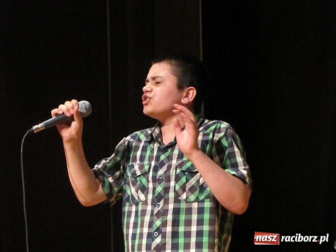 Zdjęcie w galerii na portalu naszraciborz.pl: Przez sztukę chcą wykuć lepszą przyszłość dla siebie wiadomości z regionu