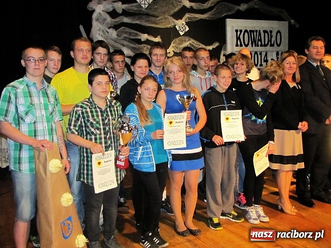 Zdjęcie w galerii na portalu naszraciborz.pl: Przez sztukę chcą wykuć lepszą przyszłość dla siebie wiadomości z regionu