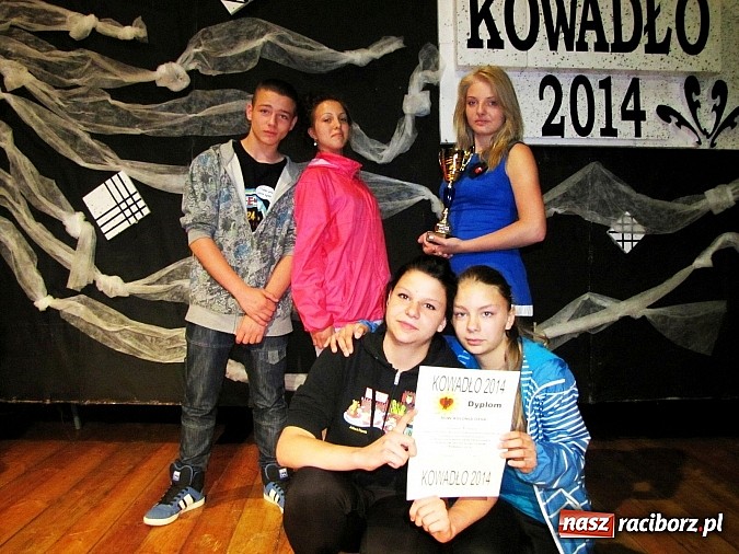 Zdjęcie w galerii na portalu naszraciborz.pl: Przez sztukę chcą wykuć lepszą przyszłość dla siebie wiadomości z regionu