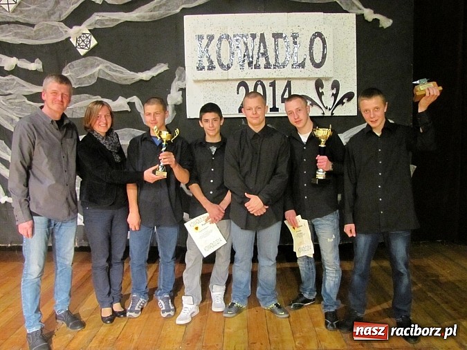 Zdjęcie w galerii na portalu naszraciborz.pl: Przez sztukę chcą wykuć lepszą przyszłość dla siebie wiadomości z regionu