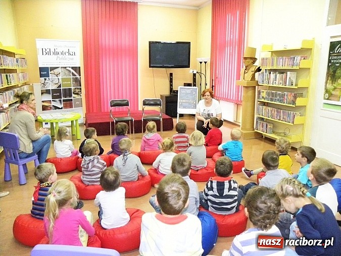 Zdjęcie w galerii na portalu naszraciborz.pl: Mądra mysz w bibliotece wiadomości z regionu