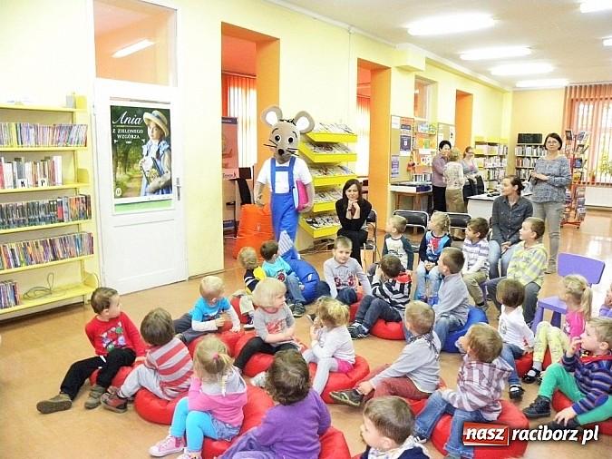 Zdjęcie w galerii na portalu naszraciborz.pl: Mądra mysz w bibliotece wiadomości z regionu