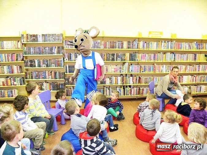 Zdjęcie w galerii na portalu naszraciborz.pl: Mądra mysz w bibliotece wiadomości z regionu