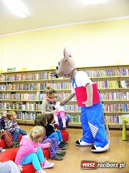 Zdjęcie w galerii na portalu naszraciborz.pl: Mądra mysz w bibliotece wiadomości z regionu
