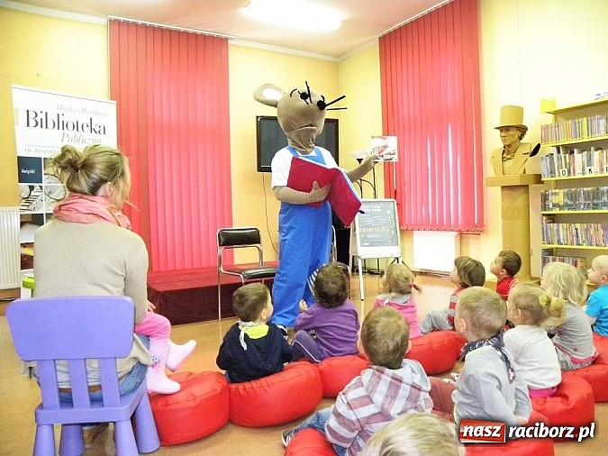 Zdjęcie w galerii na portalu naszraciborz.pl: Mądra mysz w bibliotece wiadomości z regionu