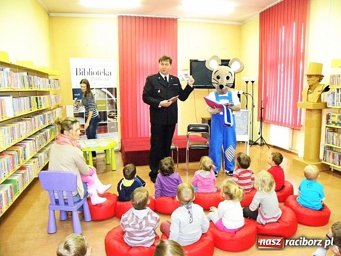 Zdjęcie w galerii na portalu naszraciborz.pl: Mądra mysz w bibliotece wiadomości z regionu