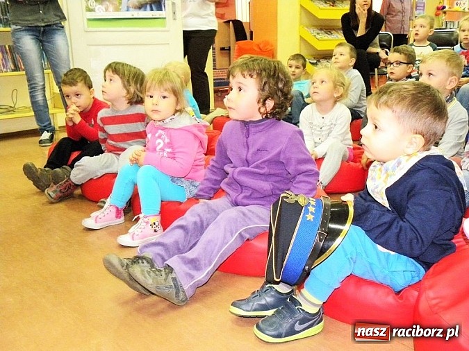Zdjęcie w galerii na portalu naszraciborz.pl: Mądra mysz w bibliotece wiadomości z regionu
