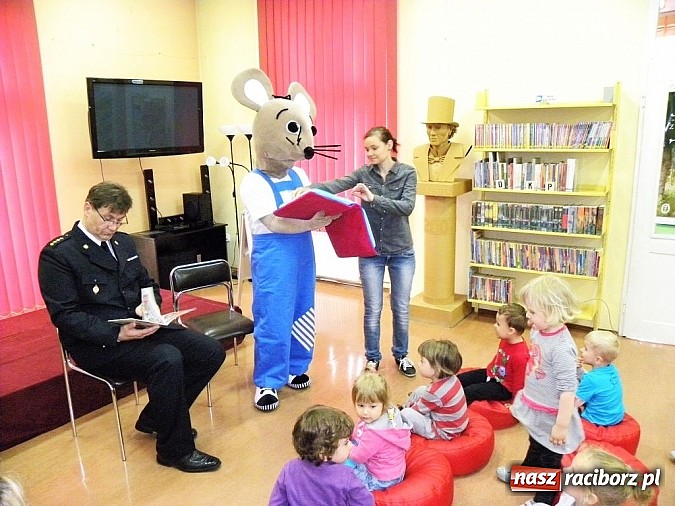 Zdjęcie w galerii na portalu naszraciborz.pl: Mądra mysz w bibliotece wiadomości z regionu