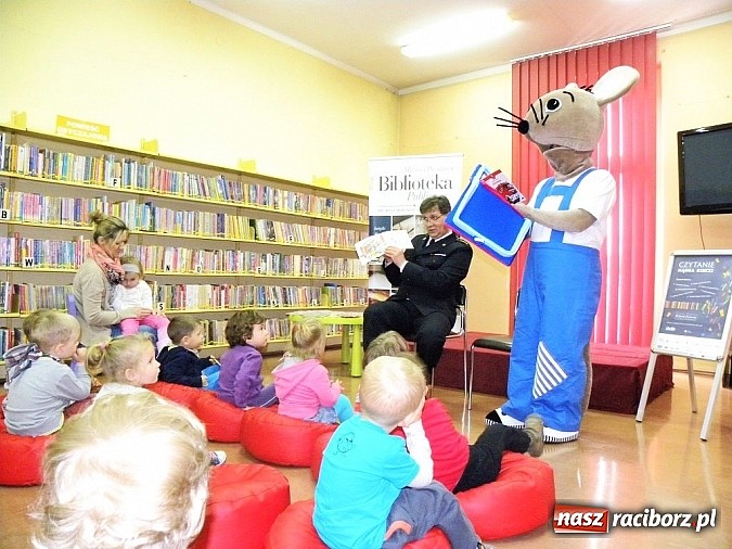 Zdjęcie w galerii na portalu naszraciborz.pl: Mądra mysz w bibliotece wiadomości z regionu