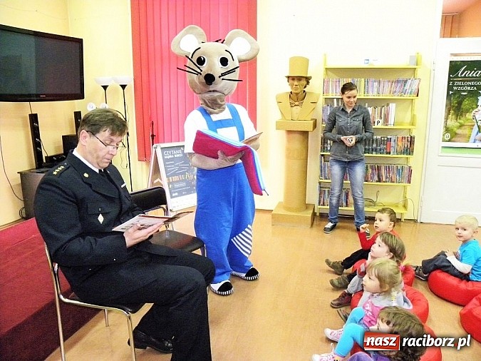 Zdjęcie w galerii na portalu naszraciborz.pl: Mądra mysz w bibliotece wiadomości z regionu