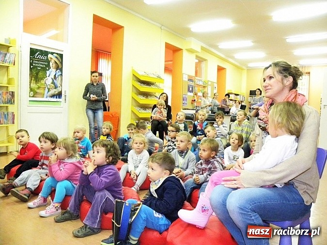 Zdjęcie w galerii na portalu naszraciborz.pl: Mądra mysz w bibliotece wiadomości z regionu