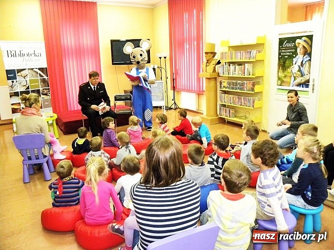 Zdjęcie w galerii na portalu naszraciborz.pl: Mądra mysz w bibliotece wiadomości z regionu