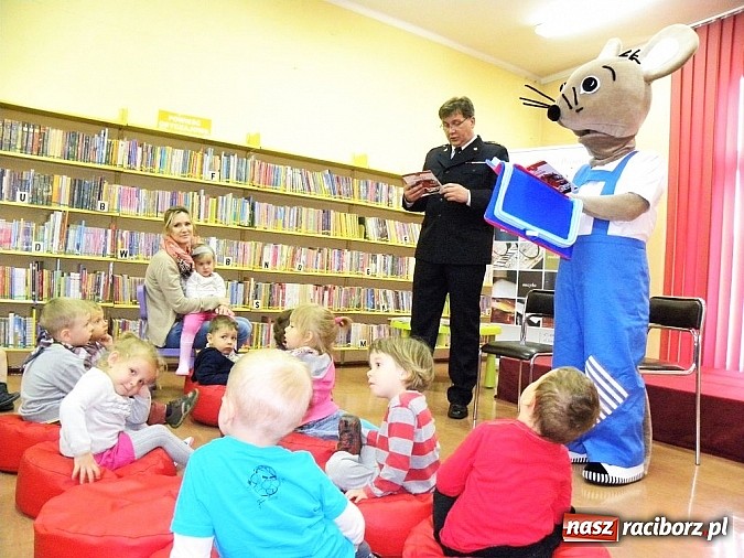 Zdjęcie w galerii na portalu naszraciborz.pl: Mądra mysz w bibliotece wiadomości z regionu