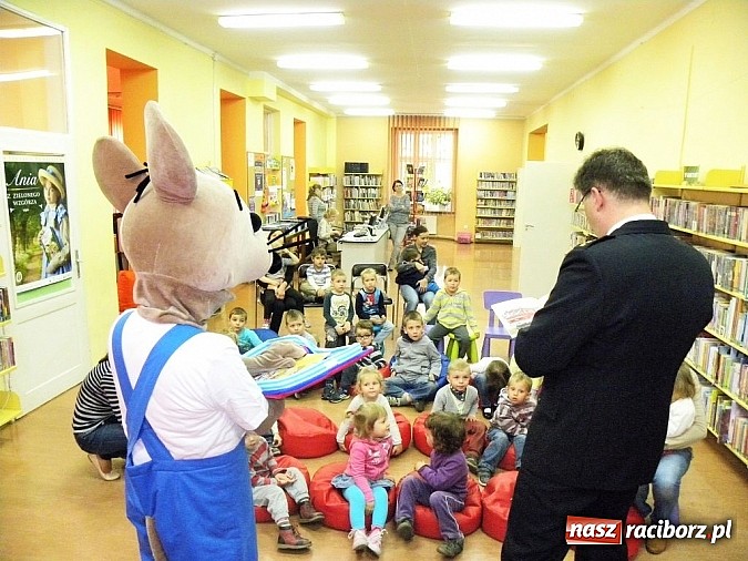 Zdjęcie w galerii na portalu naszraciborz.pl: Mądra mysz w bibliotece wiadomości z regionu