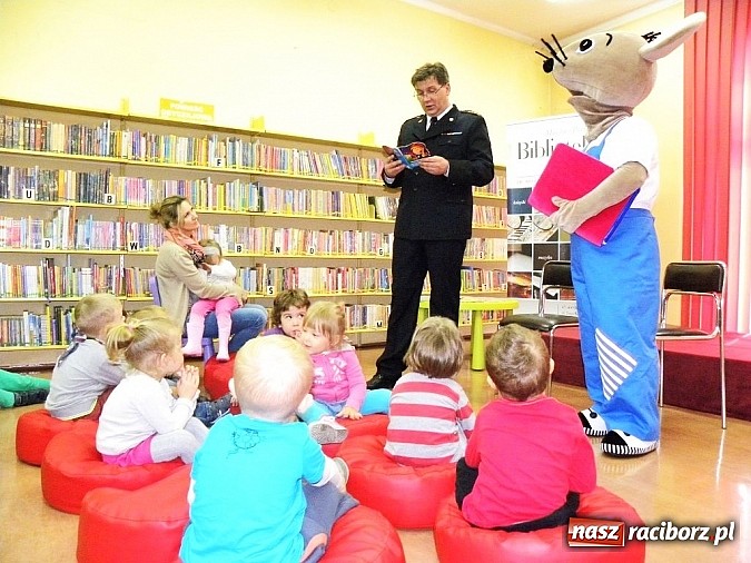 Zdjęcie w galerii na portalu naszraciborz.pl: Mądra mysz w bibliotece wiadomości z regionu