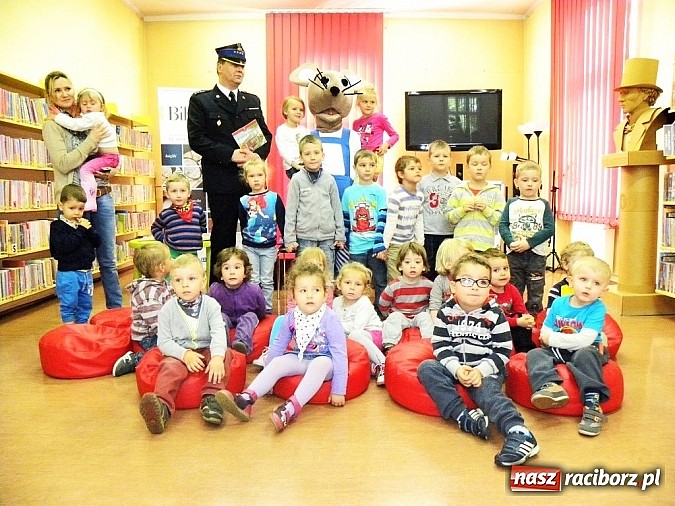 Zdjęcie w galerii na portalu naszraciborz.pl: Mądra mysz w bibliotece wiadomości z regionu