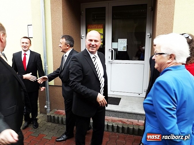 Zdjęcie w galerii na portalu naszraciborz.pl: Hartmut Koschyk odwiedził szkołę w Studziennej wiadomości z regionu