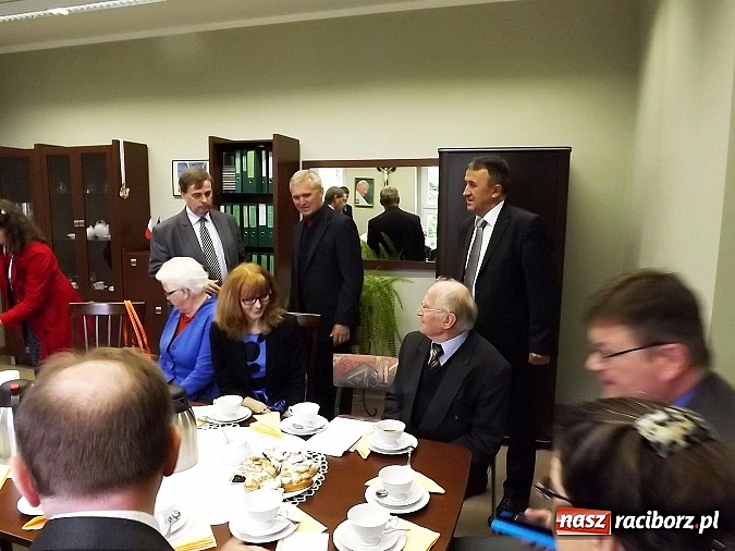 Zdjęcie w galerii na portalu naszraciborz.pl: Hartmut Koschyk odwiedził szkołę w Studziennej wiadomości z regionu