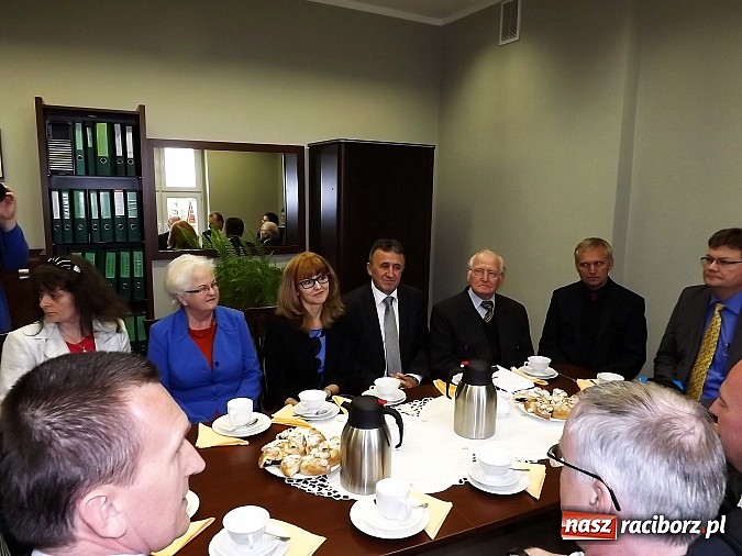 Zdjęcie w galerii na portalu naszraciborz.pl: Hartmut Koschyk odwiedził szkołę w Studziennej wiadomości z regionu
