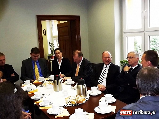 Zdjęcie w galerii na portalu naszraciborz.pl: Hartmut Koschyk odwiedził szkołę w Studziennej wiadomości z regionu