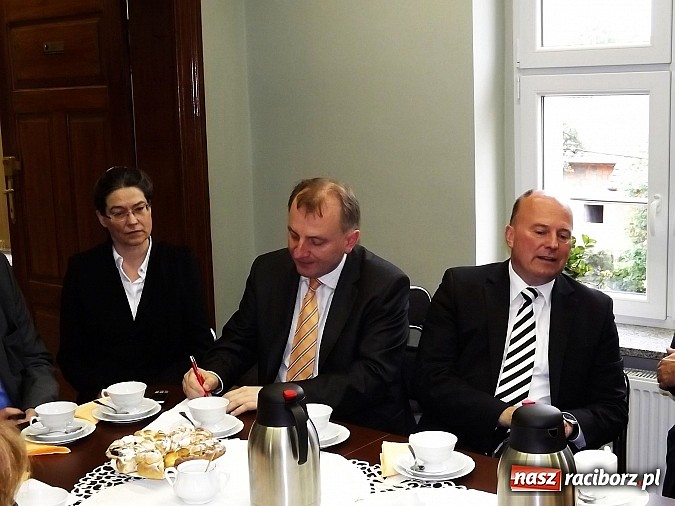 Zdjęcie w galerii na portalu naszraciborz.pl: Hartmut Koschyk odwiedził szkołę w Studziennej wiadomości z regionu