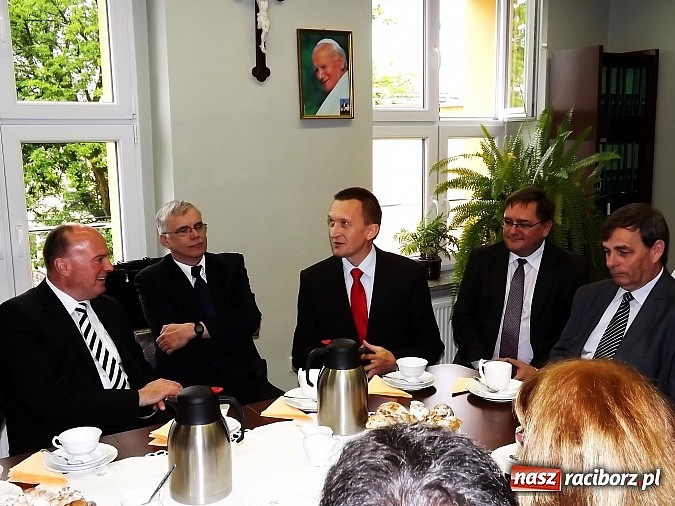 Zdjęcie w galerii na portalu naszraciborz.pl: Hartmut Koschyk odwiedził szkołę w Studziennej wiadomości z regionu