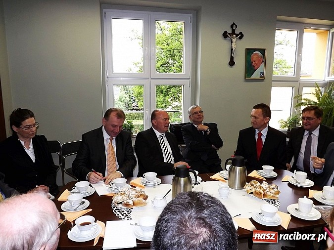 Zdjęcie w galerii na portalu naszraciborz.pl: Hartmut Koschyk odwiedził szkołę w Studziennej wiadomości z regionu