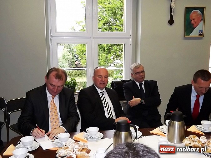 Zdjęcie w galerii na portalu naszraciborz.pl: Hartmut Koschyk odwiedził szkołę w Studziennej wiadomości z regionu